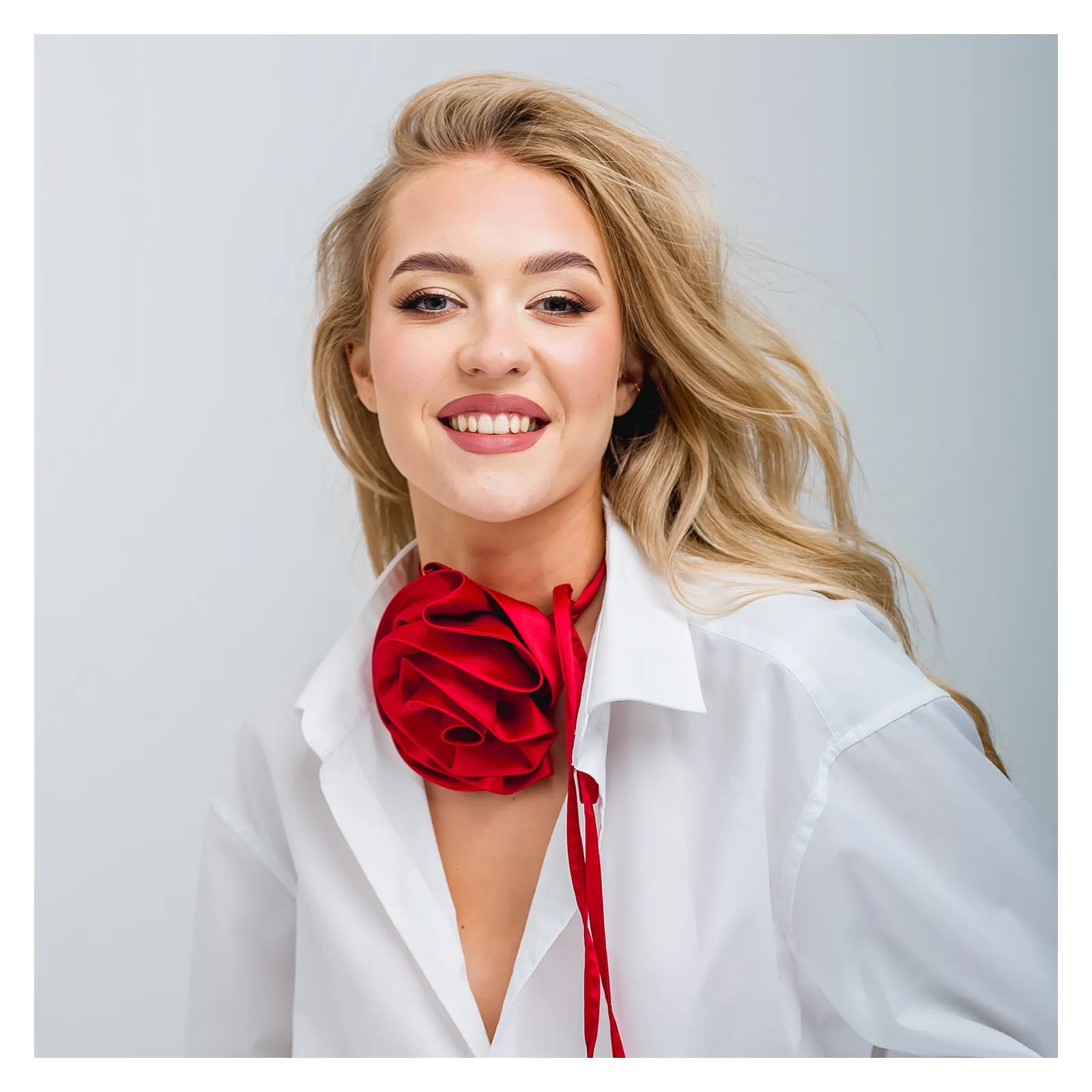 Modny naszyjnik, choker duża czerwona róża.