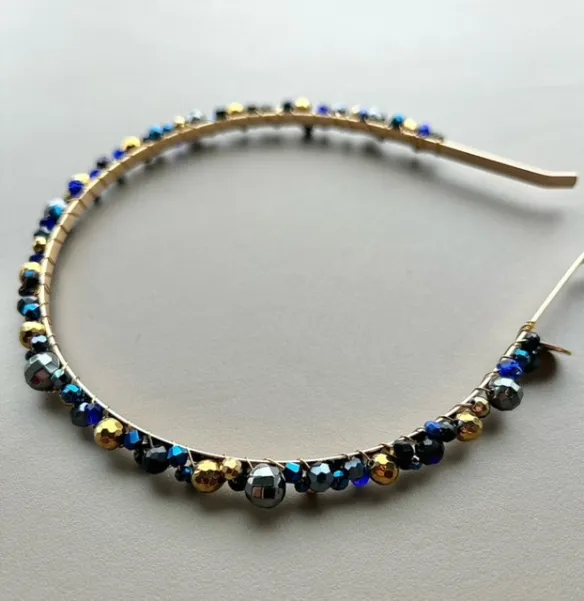 Biżuteryjna szafirowa błyszcząca opaska z kryształkami.