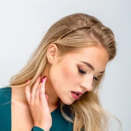 Delikatna złota błyszcząca opaska do włosów.