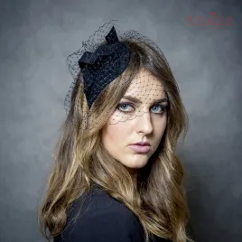 Czarna woalka na twarz mocowana na niewielkim toczku.