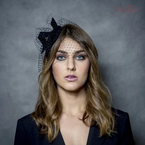 Czarna woalka na twarz mocowana na niewielkim toczku.