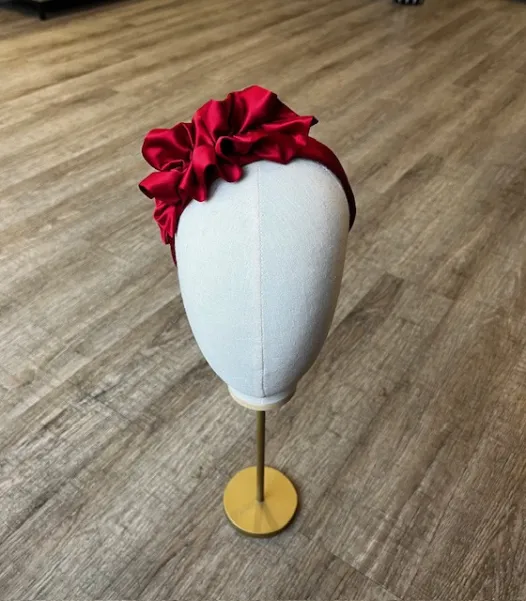 Ozdobna satynowa opaska czerwona.