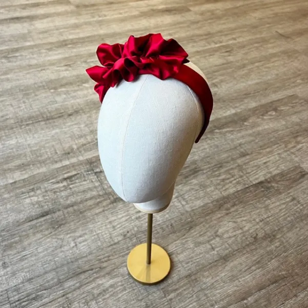 Ozdobna satynowa opaska czerwona.