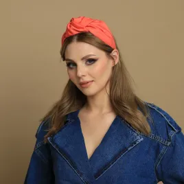 Koralowa opaska damska z wiązaniem.