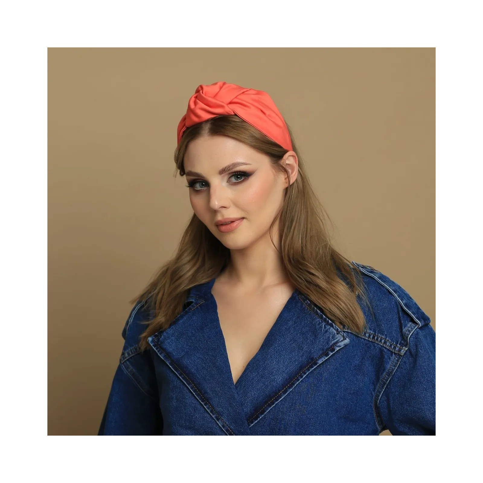 Koralowa opaska damska z wiązaniem.