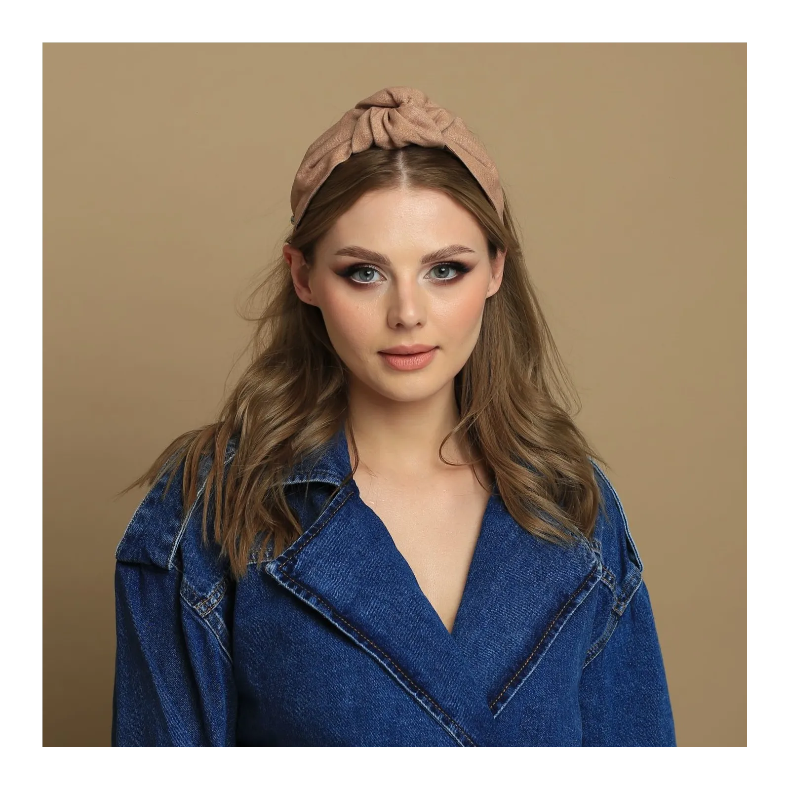 Lniana sztywna opaska z supłem nude.