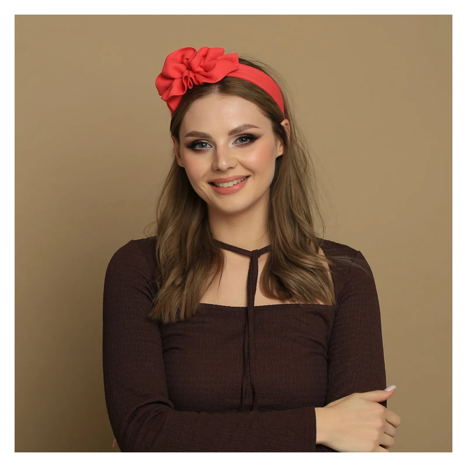 Urocza ozdobna koralowa opaska do włosów.