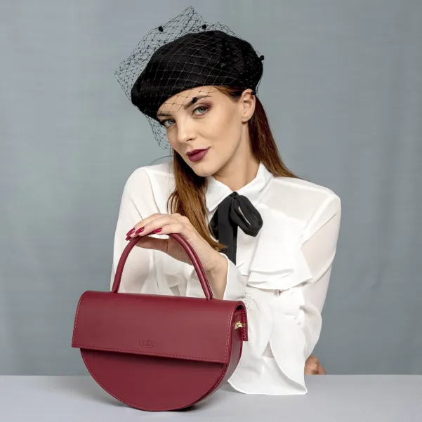 Bordowa torebka skórzana pólksiężyc.