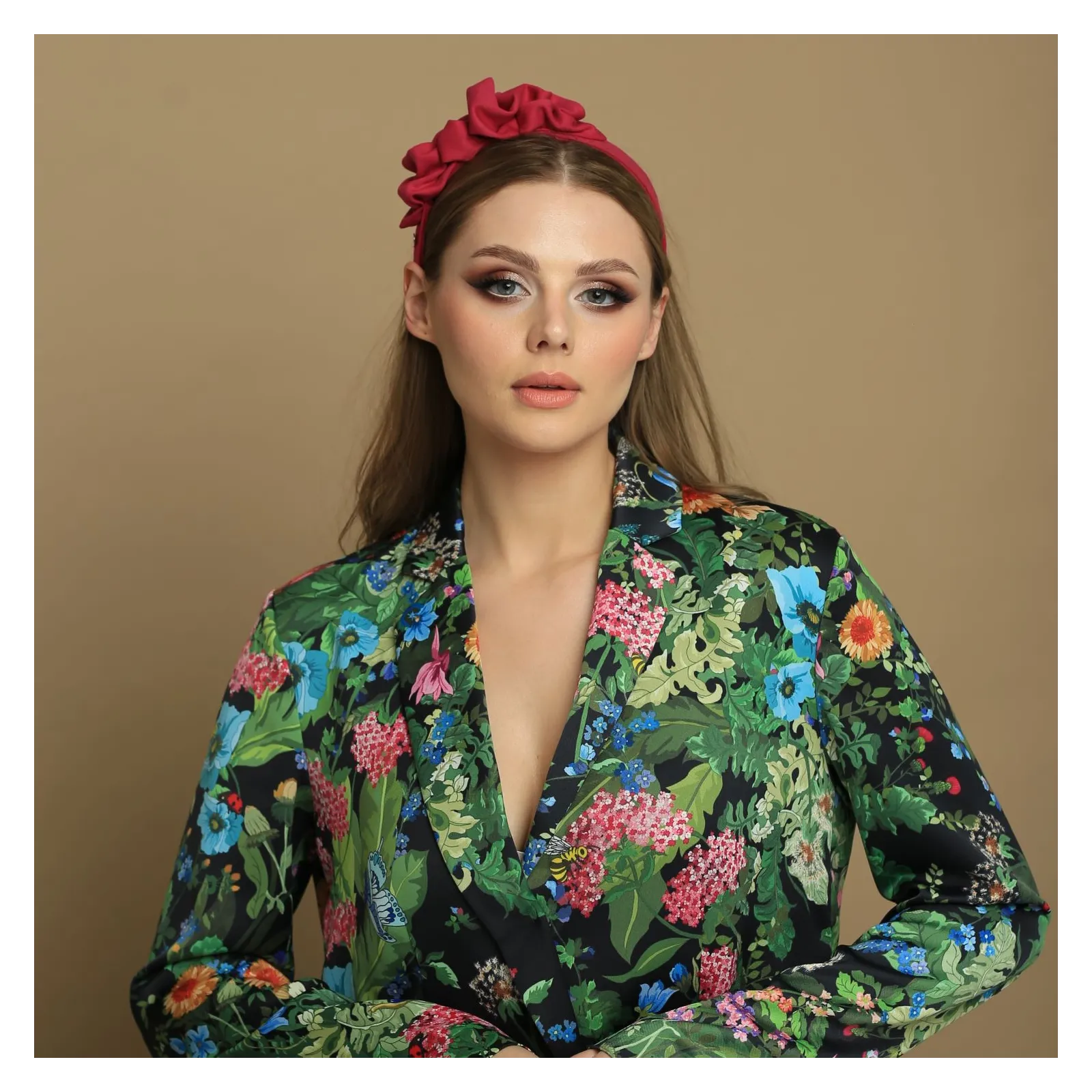 Amarantowa zdobiona opaska damska.