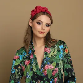 Amarantowa opaska damska z kokardą z boku.