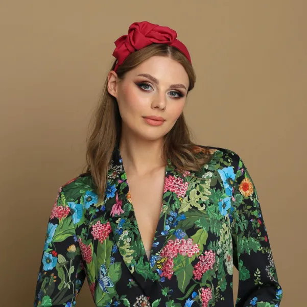 Amarantowa opaska damska z kokardą z boku.