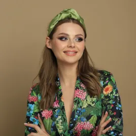 Satynowa pistacjowa opaska do włosów.