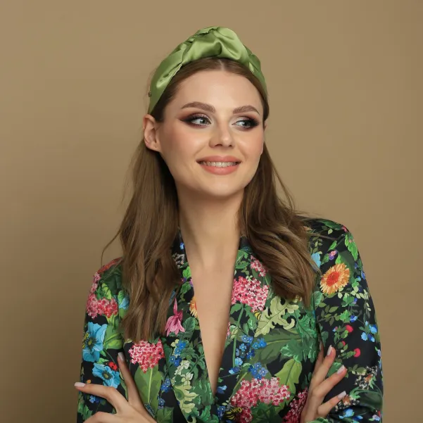 Satynowa pistacjowa opaska do włosów.