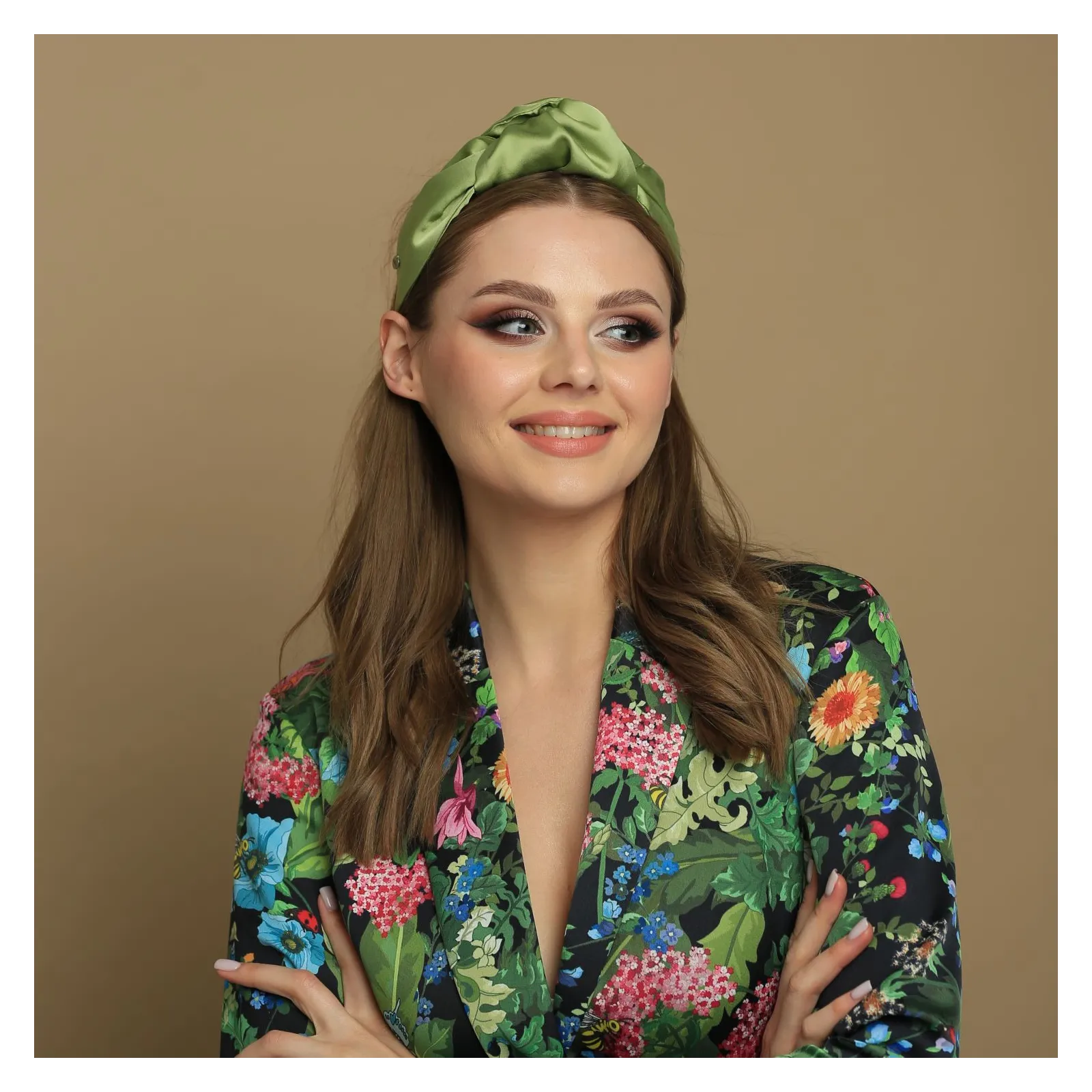 Satynowa pistacjowa opaska do włosów.