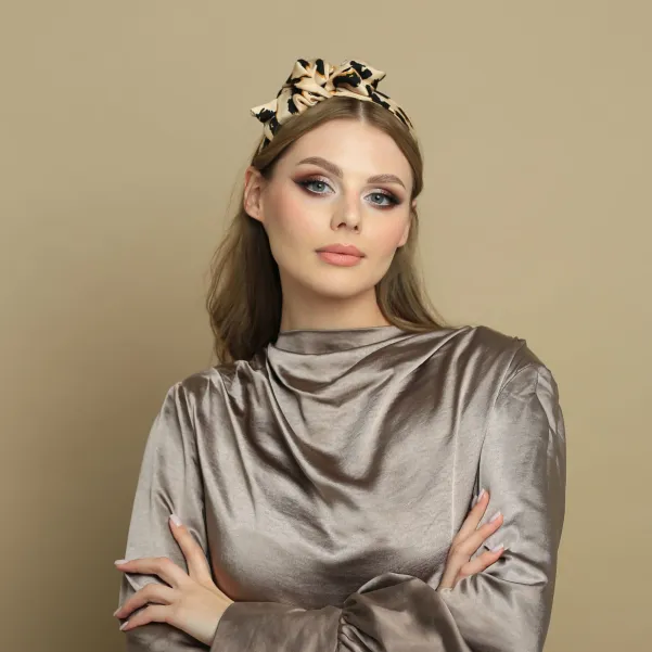 Satynowa opaska w zwierzęcy print z kokardą.