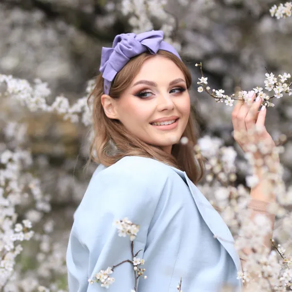 Liliowa lniana sztywna opaska z kokardką.