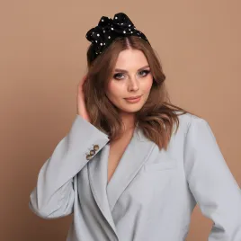 Ozdobna opaska czarna opaska w groszki.