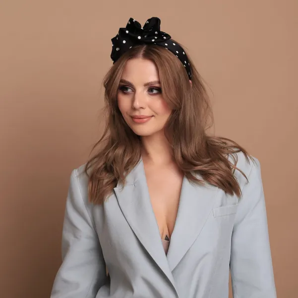 Ozdobna opaska czarna opaska w groszki.