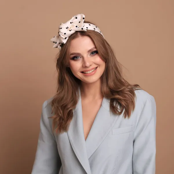 Satynowa opaska z kokardą w grochy.