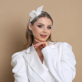 Fascynator ślubny z supłem i z woalką.