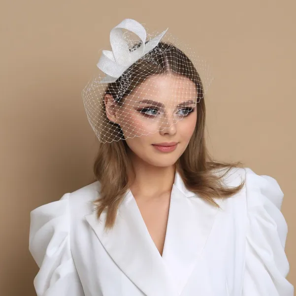 Nowoczesny fascynator ślubny z woalką.