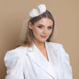 Niewielki jedwabny stroik na głowę z woalką do ślubu.