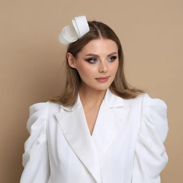 Niewielki jedwabny stroik na głowę z woalką do ślubu.