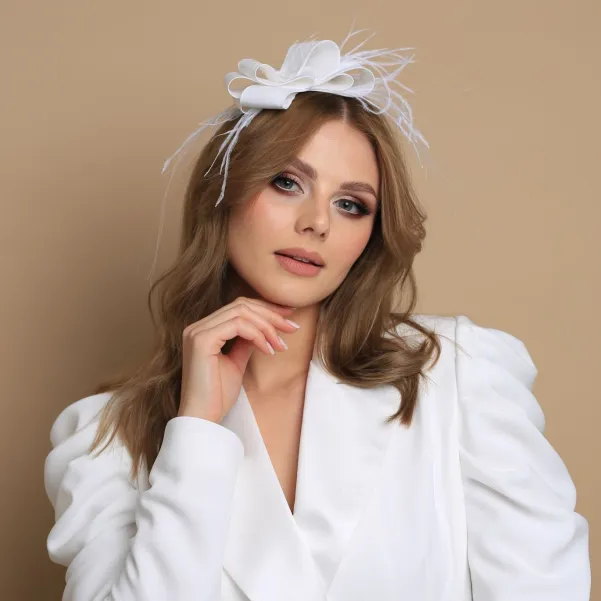 Jedwabny ślubny fascynator z piórkami