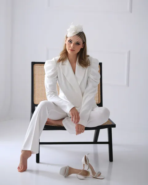 Ślubny toczek z nieoczywistym kwiatem i woalką.