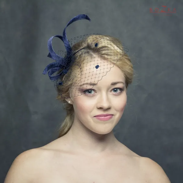 Wijący się granatowy fascynator z woalką