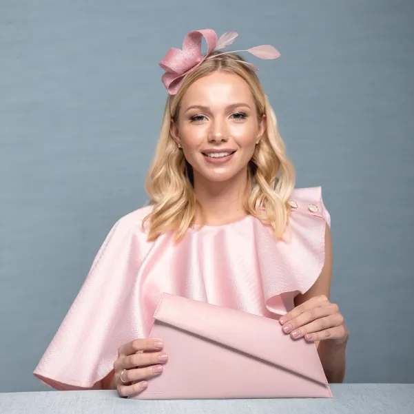 Torebka kopertówka ze skóry w pastelowym różu.