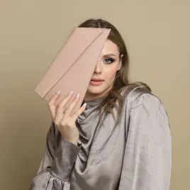 Torebka kopertówka na łańcuszku w kolorze nude różowym.