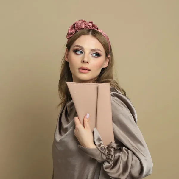 Torebka kopertówka na łańcuszku w kolorze nude różowym.