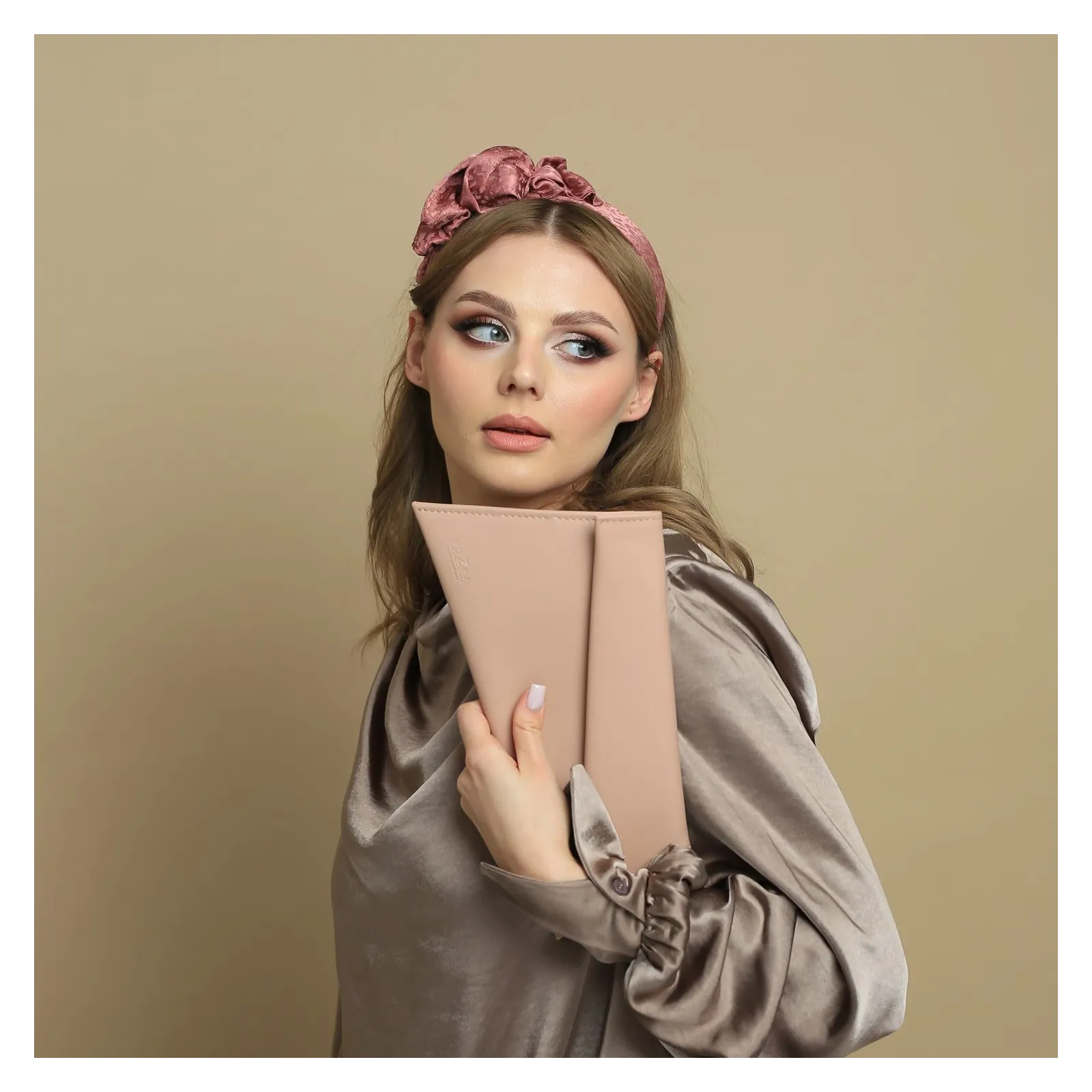 Torebka kopertówka na łańcuszku w kolorze nude różowym.