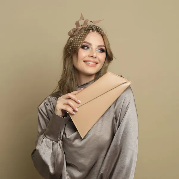 Torebka skórzana do ręki w beżowym kolorze.