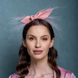 Jasno-różowa ozdoba do włosów kokarda.