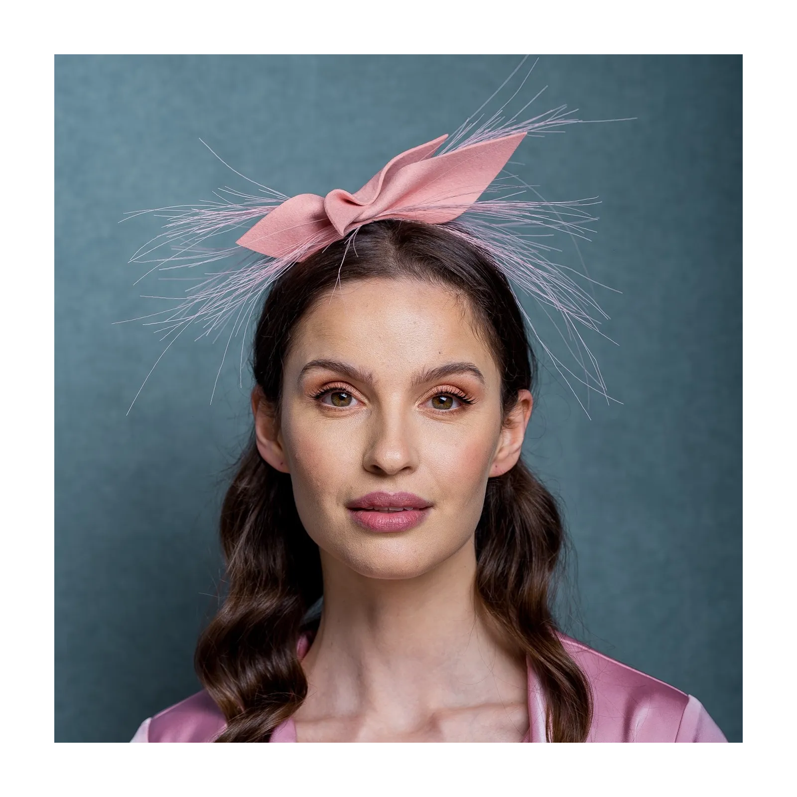 Jasno-różowa ozdoba do włosów kokarda.