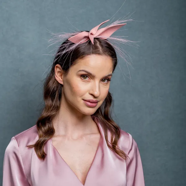 Jasno-różowa ozdoba do włosów kokarda.