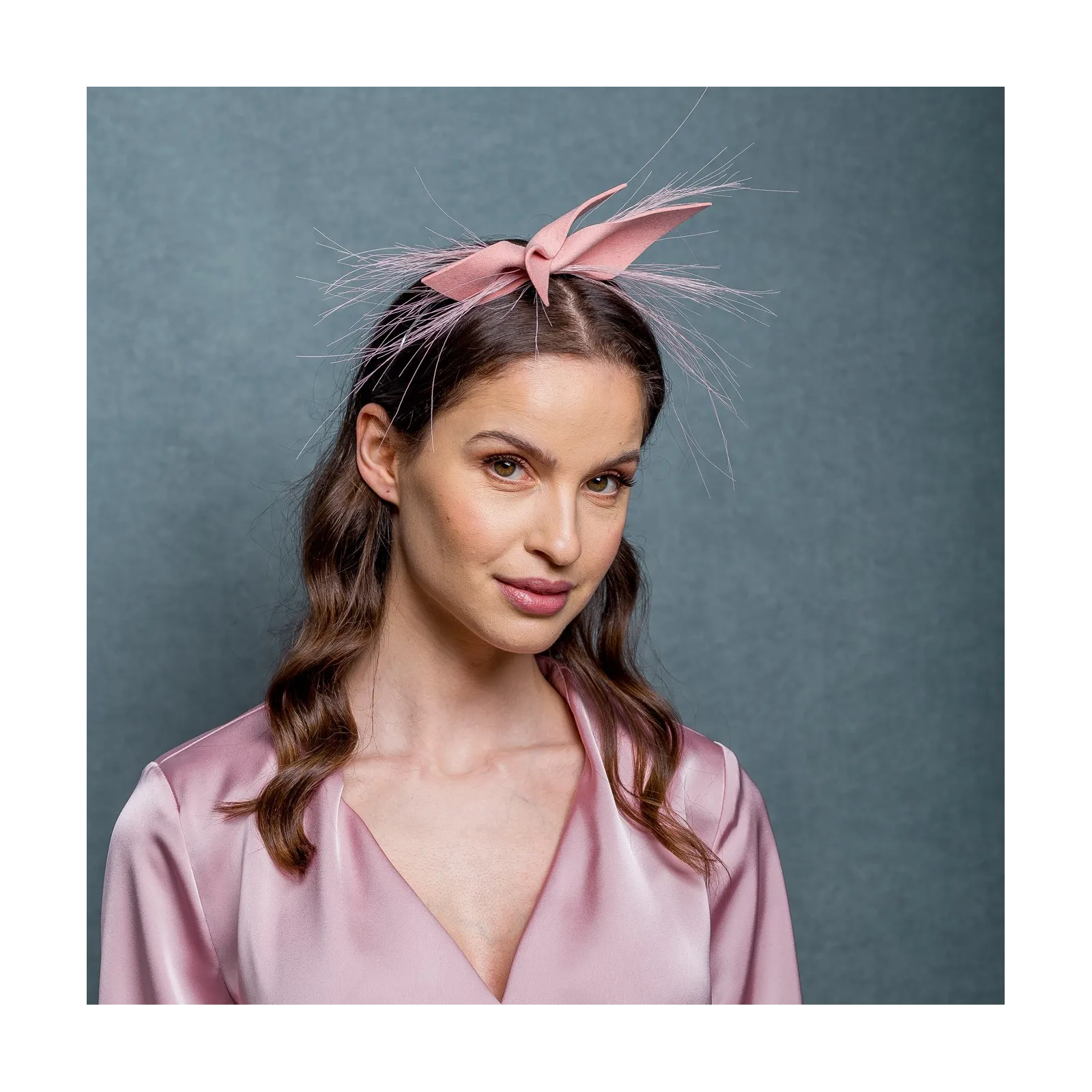 Jasno-różowa ozdoba do włosów kokarda.