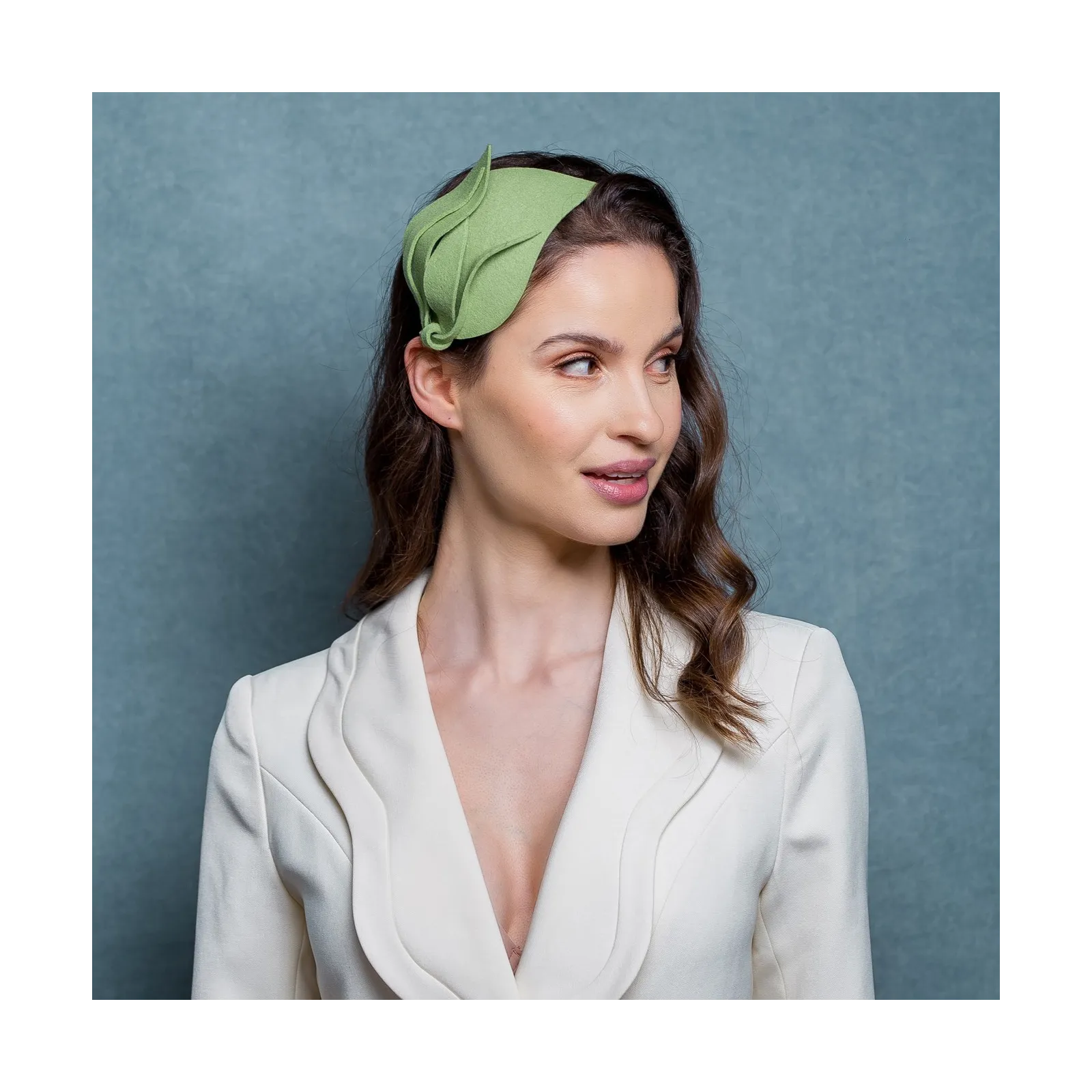 Zielona ozdoba na głowę mini toczek łezka.