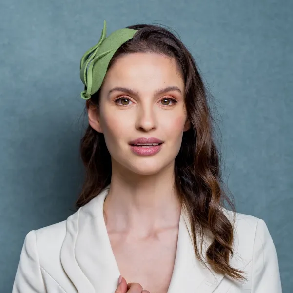 Zielona ozdoba na głowę mini toczek łezka.