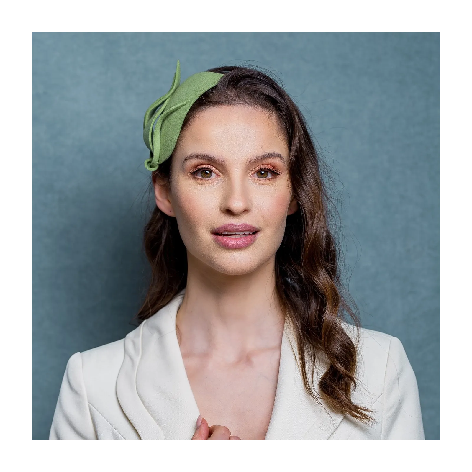 Zielona ozdoba na głowę mini toczek łezka.