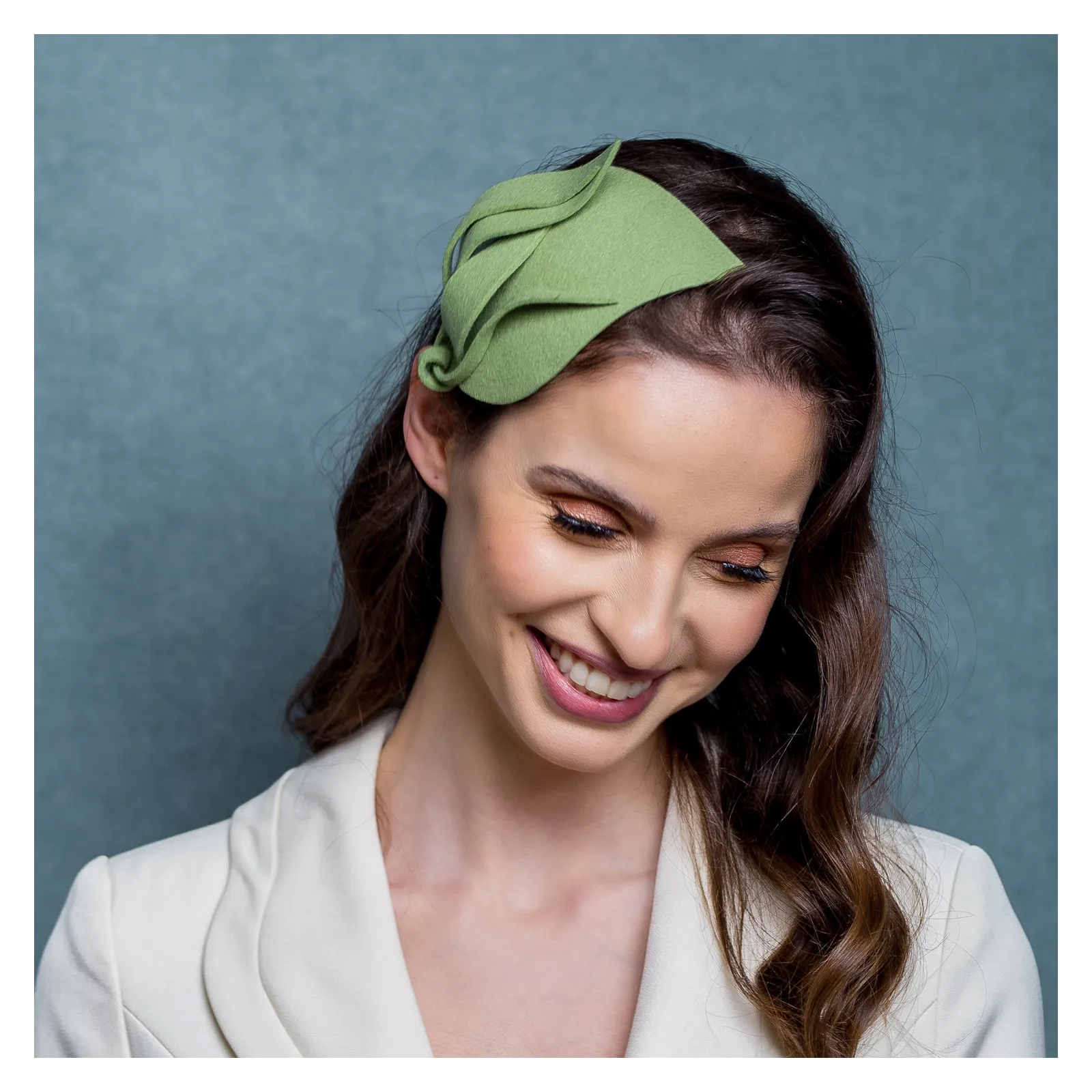 Zielona ozdoba na głowę mini toczek łezka.