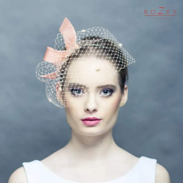 Różowy dodatek do włosów na wesele i przyjęcia.