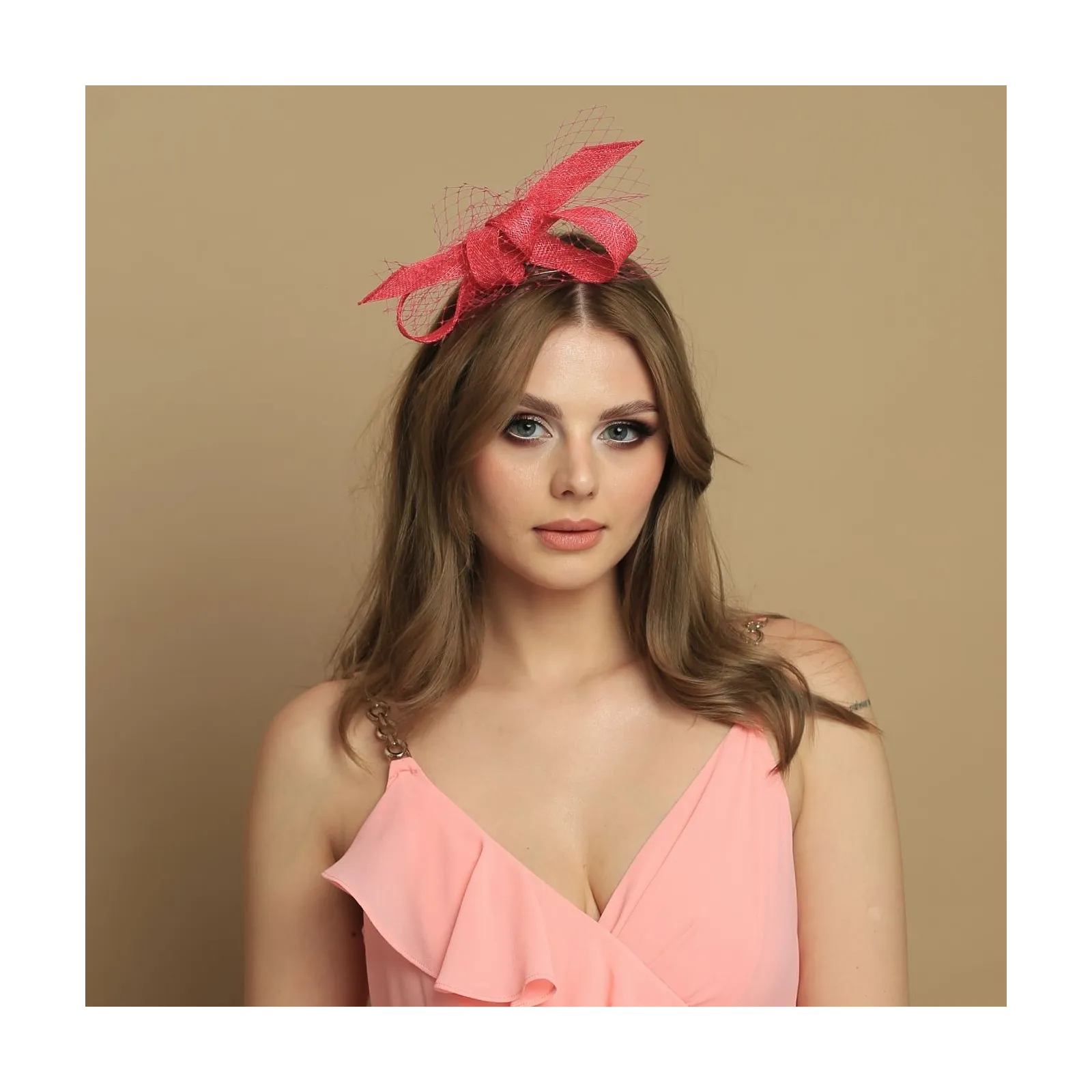 Ozdoba do włosów odwrócona kokarda z woalką różowa.