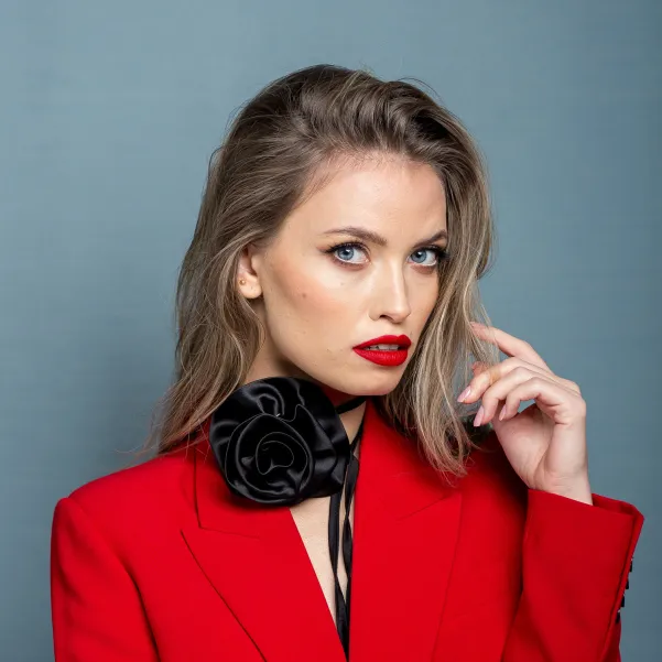 Czarny naszyjnik z kwiatem.