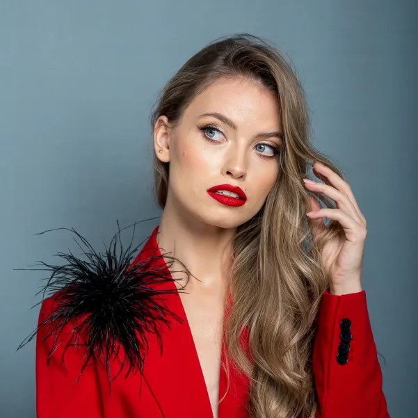 Broszka i fascynator w jednym z czarnych piór.