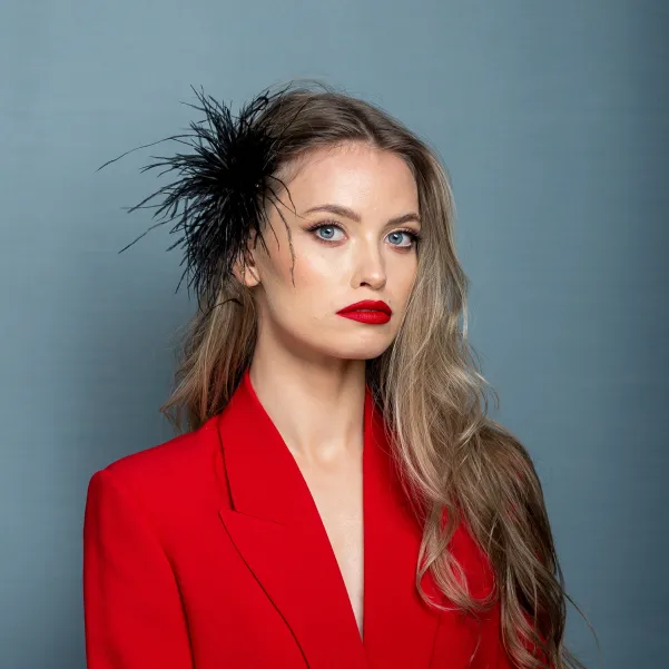 Wiśniowa broszka z piór strusich.