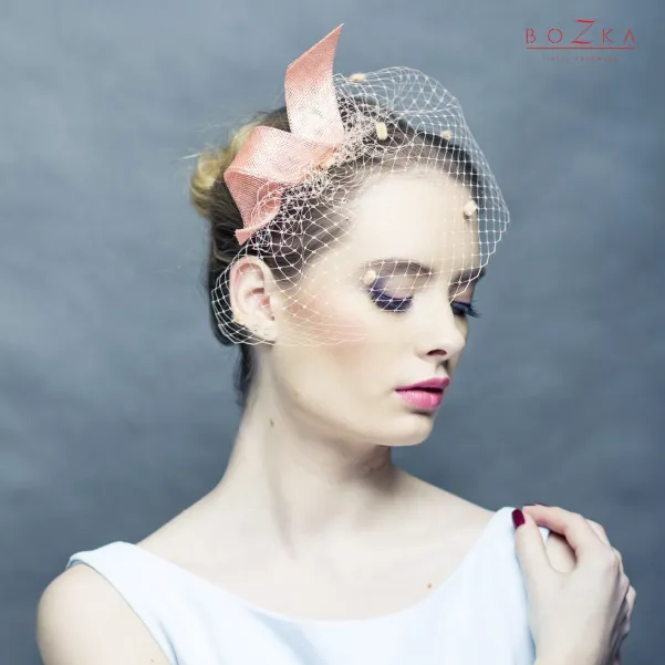 Różowy dodatek do włosów na wesele i przyjęcia.