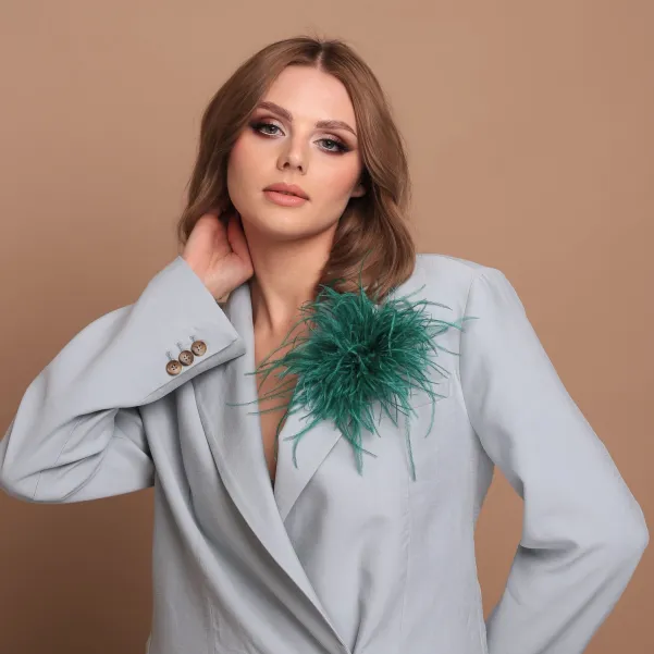 Ozdobna broszka z piórek zielona butelkowa.